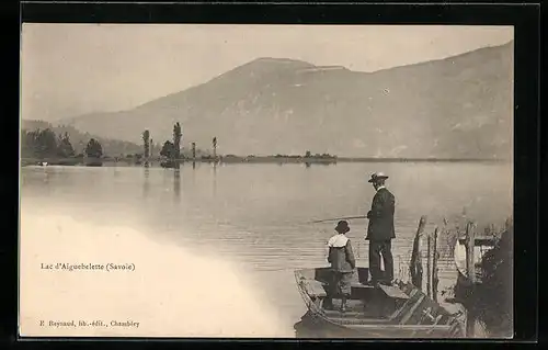 AK Aiguebelette, Vater und Sohn in einem kleinen Boot am Seeufer