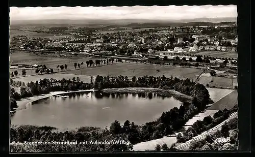 AK Aulendorf in Württemberg, Blick über das Steegersee-Strandbad auf die Stadt