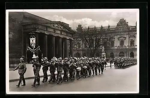 AK Berlin, Aufziehen der Wache am Ehrenmal