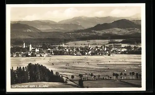 AK Isny im Allgäu, Panoramansicht der Stadt mit dem Gebirge im Hintergrund