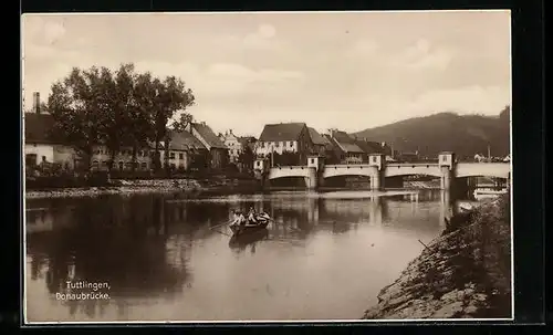 AK Tuttlingen, Ruderboot am Ufer neben der Donaubrücke