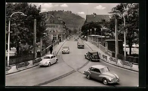 AK Tuttlingen, Blick über die Donaubrücke in die Untere Hauptstrasse mit Honburg