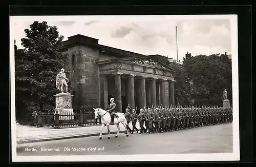 AK Berlin, Ehrenmal Aufzug der Wache