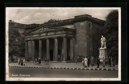 AK Berlin, Passanten vor dem Ehrenmal