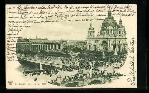 AK Berlin, Passanten auf der Brücke vor dem Museum und dem neuen Dom