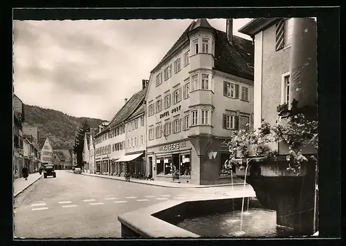 AK Oberndorf am Neckar, am Brunnen auf der Hauptstrasse