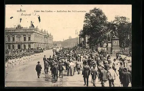 AK Berlin, Unter den Linden-Aufziehen der Schlosswache, Zeughaus