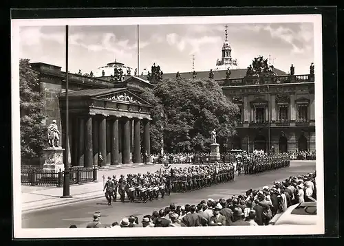 AK Berlin, Unter den Linden, Aufzug der Wache vor dem Ehrenmal