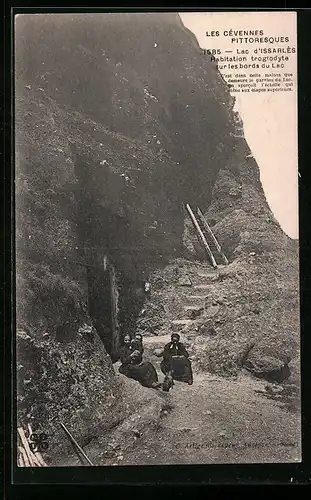 AK Issarlès, Habitation troglodyte sur les bords du Lac