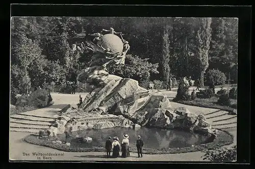 AK Bern, Passanten vor dem Weltpostdenkmal