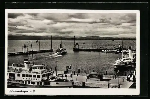 AK Friedrichshafen a. B., Hafenbild mit Bodenseedampfer Ravensburg