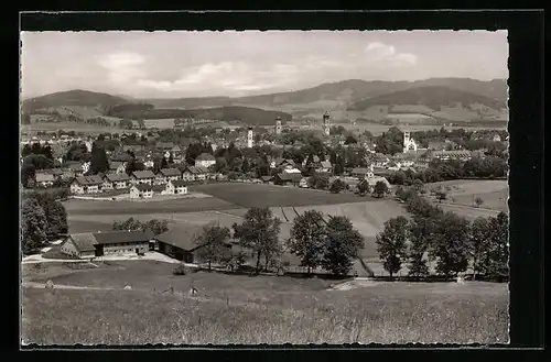 AK Isny / Allgäu, Totale von der Bergwiese aus gesehen