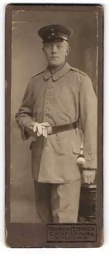 Fotografie Heinrich Petersen, Schleswig, Junger Soldat in Feldgrau mit Portepee