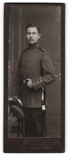 Fotografie P. Petzold, Brandenburg a. H., Kurstrasse 4, Soldat mit Portepee und Bajonett in Uniform