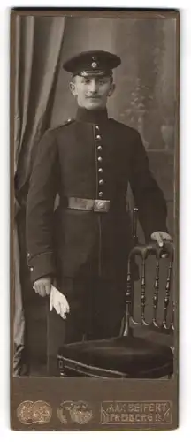 Fotografie Max Seifert, Freiberg i. S., Poststrasse 11, Junger Soldat in Uniform mit Schirmmütze