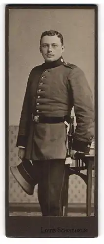 Fotografie Louis Schindhelm, Ebersbach i. S., Soldat in Uniform mit Portepee am Bajonett