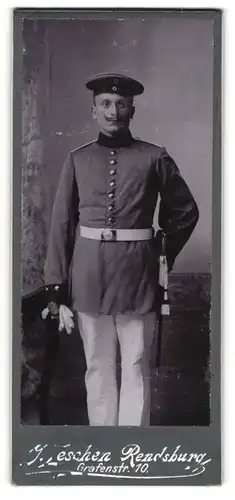 Fotografie J. Leschen, Rendsburg, Grafenstrasse 10, Soldat mit Schnauzer in Uniform mit Bajonett und Portepee