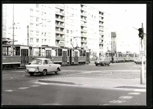 Fotografie unbekannter Fotograf, Ansicht Berlin, Strassenbahn in der Landsberger Allee, Trabant (Trabbi)