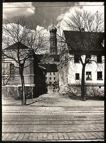 Fotografie unbekannter Fotograf, Ansicht Augsburg, Gasse mit Pfarrkirche St. Georg