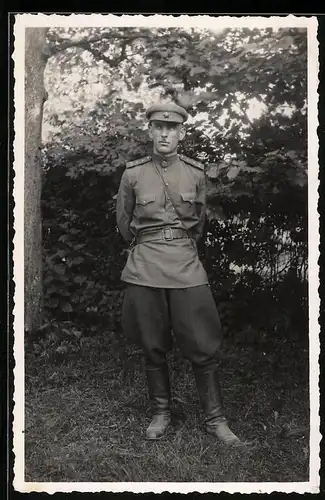 Fotografie Russischer Soldat in Uniform mit Schulterstück & Schirmmütze