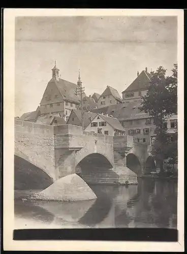 Fotografie unbekannter Fotograf, Ansicht Bergheim, Stadtansicht vom Ufer neben einer Brücke