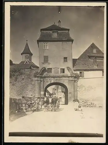 Fotografie unbekannter Fotograf, Ansicht Bergheim, Ochsenkarren am Stadttor mit Stadtmauer