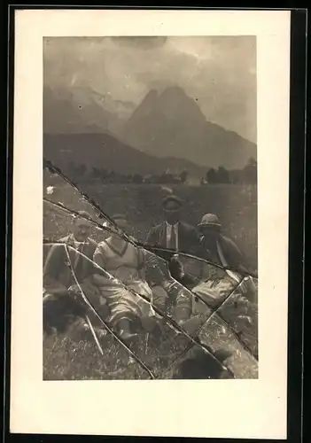 Fotografie Paare auf einer Almwiese vor Gebirgspanorama, Entwicklung nach gebrochener Fotoplatte
