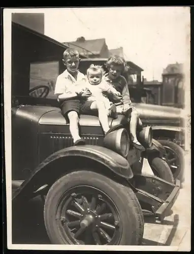 Fotografie Auto Chevrolet, niedliche Kinder auf Motorhaube sitzend