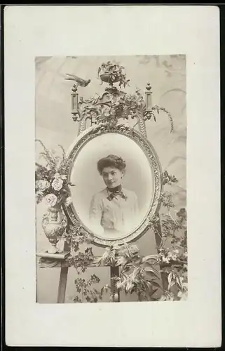 Fotografie schmuckvolles Grossportrait einer jungen Dame auf Staffelei mit floraler Verzierung