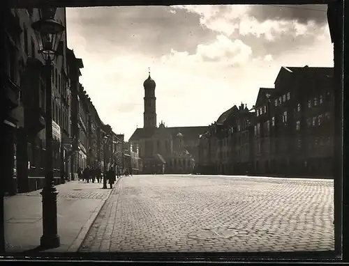 Fotografie unbekannter Fotograf, Ansicht Augsburg, Strassenansicht mit Ladengeschäften und Kirche