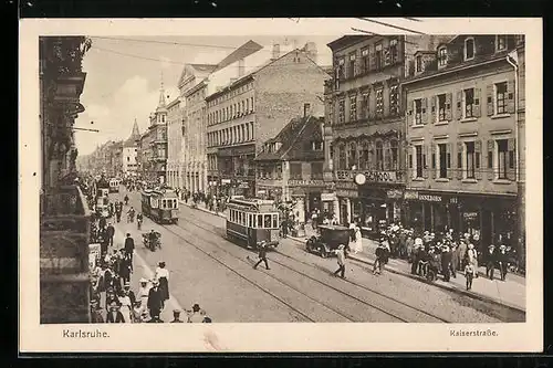 AK Karlsruhe, Kaiserstrasse mit Passanten und Strassenbahnen