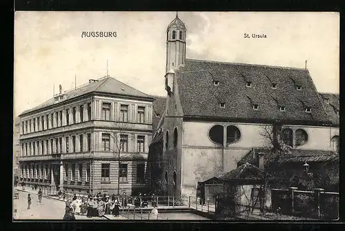 AK Augsburg, Ortspartie mit Passantengruppe vor der Kirche St. Ursula