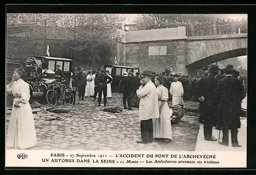 AK Paris - 17 Septembre 1911 - L`Accident du Pont de L`Archevèchè un Autobus dans la Seine - Les Ambulances attendant
