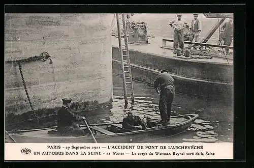 AK Paris, L`Accident du Pont de l`Archeveché un Autobus dans la Seine, 11 Morts, Le corps du Wattmann Raynal