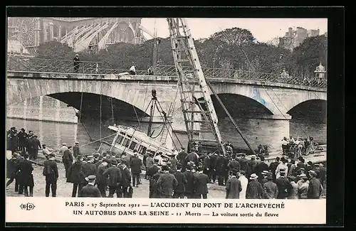 AK Paris, L'Accident du Pont de L'Archevéche un Autobus dans la Seine 1911, Morts La voiture sortie du fleuve