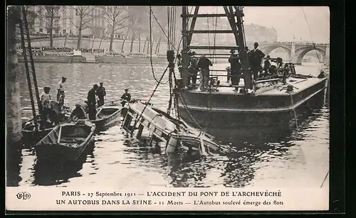 AK Paris, L'Accident du Pont de L'Archevéche un Autobus dans la Seine 1911, L`Autobus soulevé émerge des flots