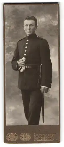 Fotografie Max Seifert, Freiberg i.B., Poststrasse 11, Junger Soldat in Uniform mit Bajonett