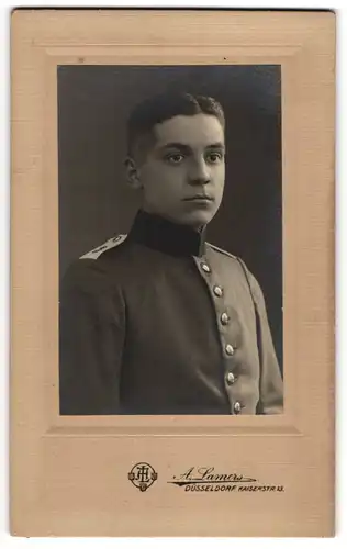 Fotografie A. Lamers, Düsseldorf, Kaiserstrasse 13, Junger Soldat des IR 3 in Uniform