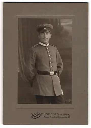 Fotografie Adele, Homburg v.d. Höhe, Kaiser Friedrich-Promenade 65, Soldat mit Schirmmütze und Bajonett in Uniform