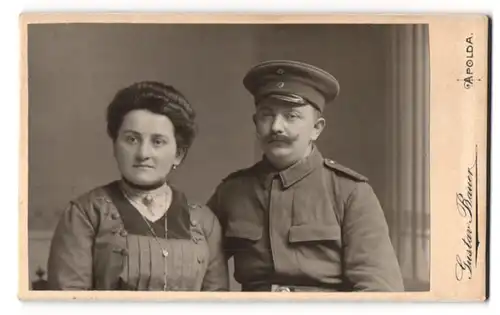 Fotografie Gustav Bauer, Apolda, Soldat in Uniform nebst Gattin