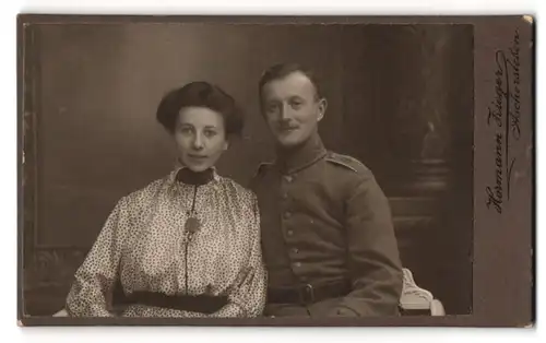 Fotografie Hermann Zieger, Aschersleben, Breite Strasse 272, Soldat in Uniform mit seiner Gattin, IR 9