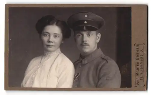 Fotografie Aug. Marten, Bremen, Faulenstrasse 19, Soldat in Feldgrau mit Orden neben seiner Frau