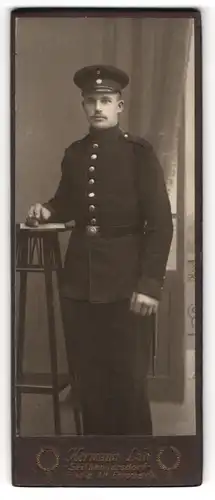 Fotografie Hermann Luh, Seifhennersdorf, Junger Soldat in Uniform mit Schirmmütze