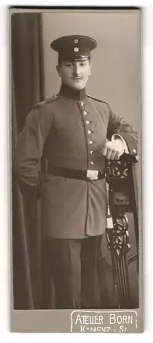 Fotografie Atelier Born, Kamenz i.Sa., Junger Soldat in Uniform mit Schirmmütze, IR 108