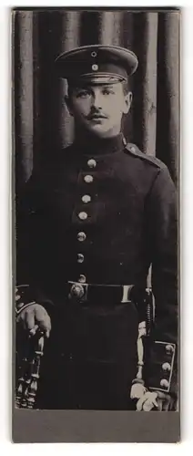 Fotografie unbekannter Fotograf und Ort, Junger Soldat in Uniform mit Portepee am Bajonett