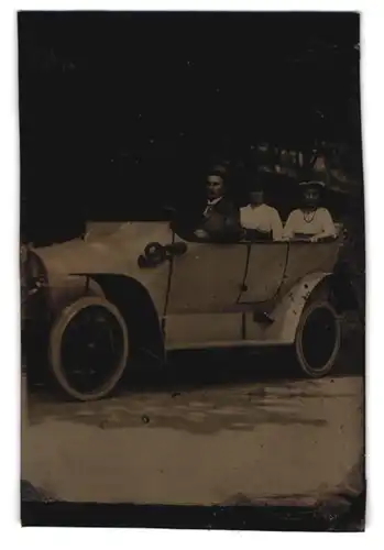 Fotografie Ferrotypie Herr mit zwei Damen im Auto, Handhupe, Studiokulisse