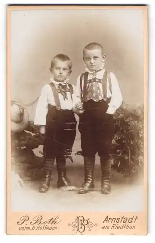 Fotografie P. Both, Arnstadt, zwei niedliche Knaben Hermann und Otto Brodmärkel aus Salzburg, 1900