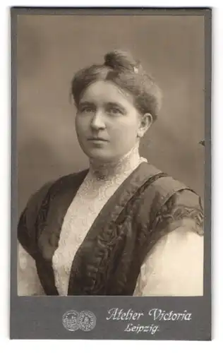 Fotografie Atelier Victoria, Leipzig, Portrait Frau Olga Brodmärkl, 1909