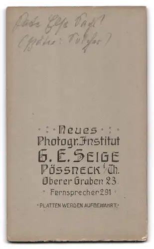 Fotografie G. E. Seige, Pössneck i. Th., junge Frau Else Sagt im weissen Kleid mit Buch
