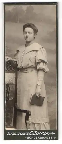 Fotografie C. Jungk, Sondershausen, junge Frau Gertrud Brodmärkl im Atelier, 1905